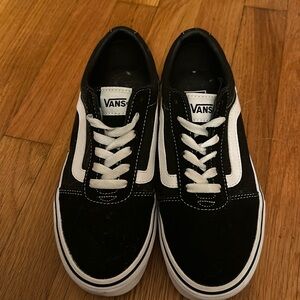 VANS- Women’s black and white-size 7